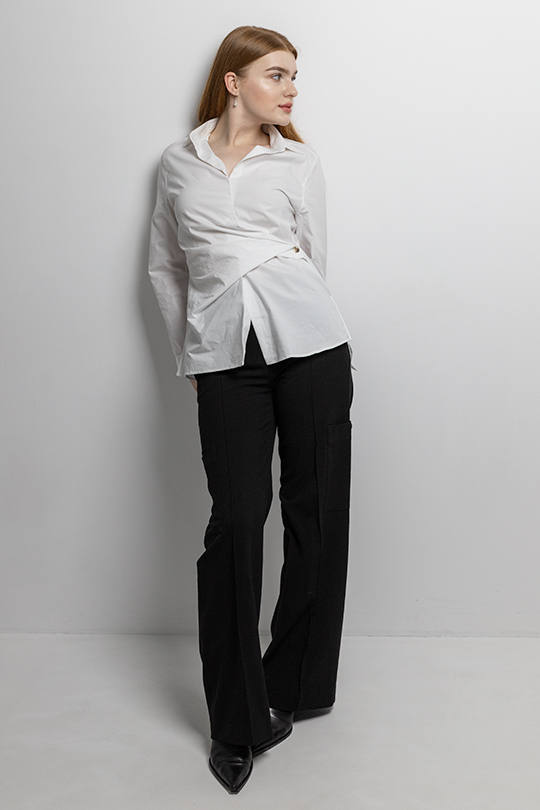 Образ офисной сирены из белой приталенной рубашки, свободными брюками на каблуке.